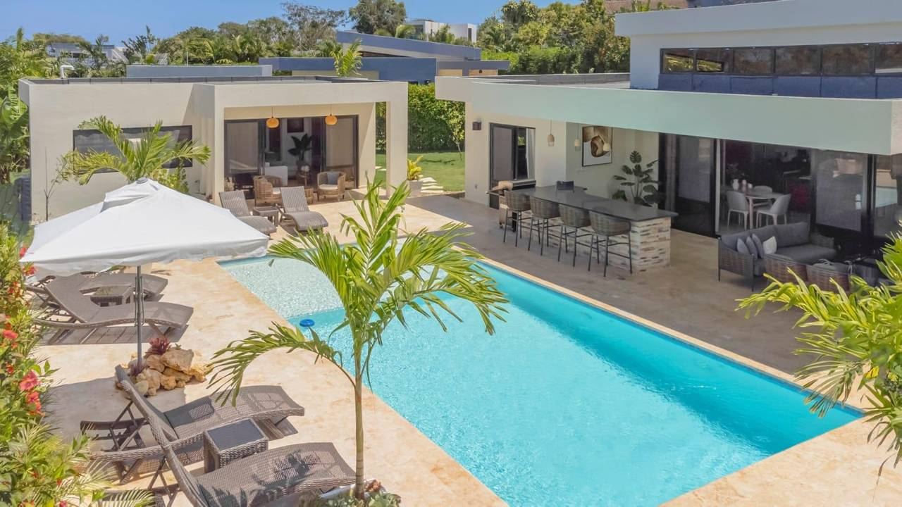 Pool and outdoor patio at a Casa Linda villa, Sosúa