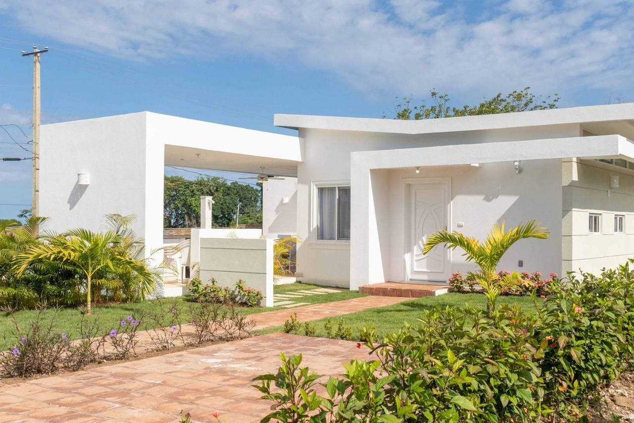 Villa entrance and landscaping in Casa Linda, Sosúa